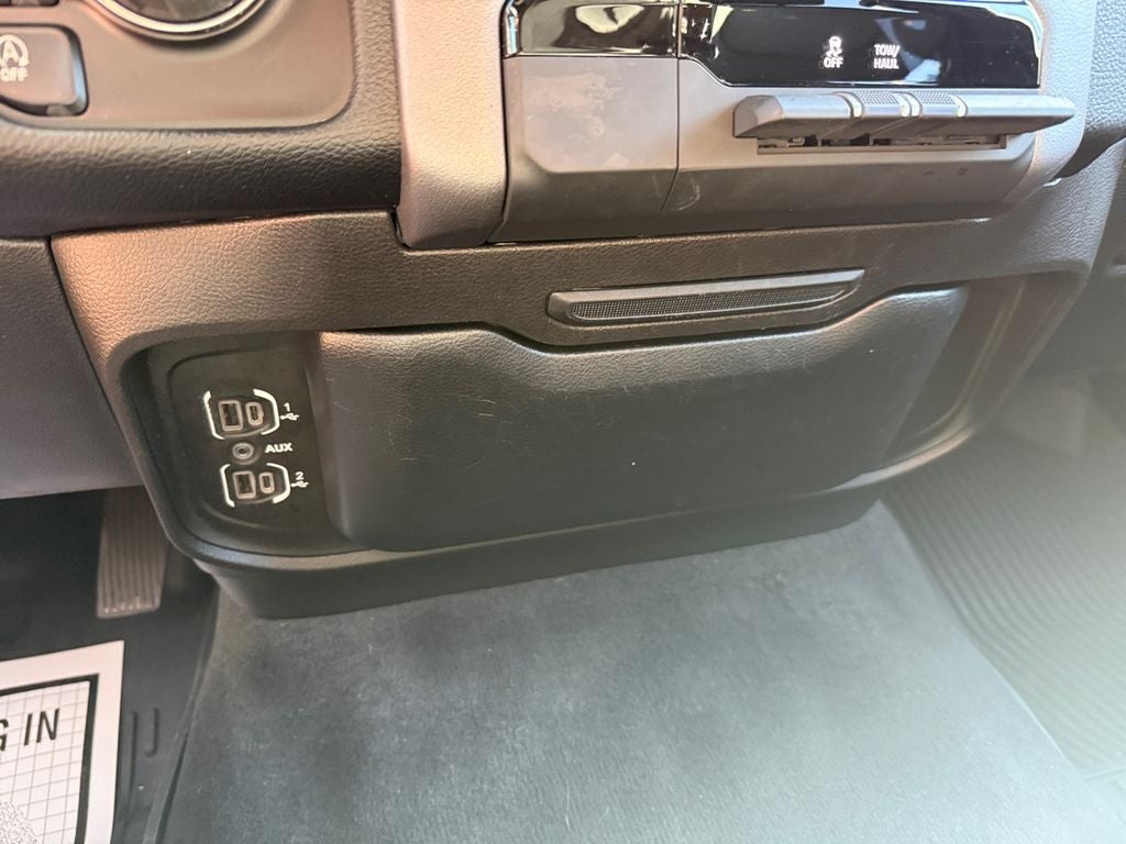 2022 RAM 1500 Big Horn Crew Cab 4x4 5'7' Box