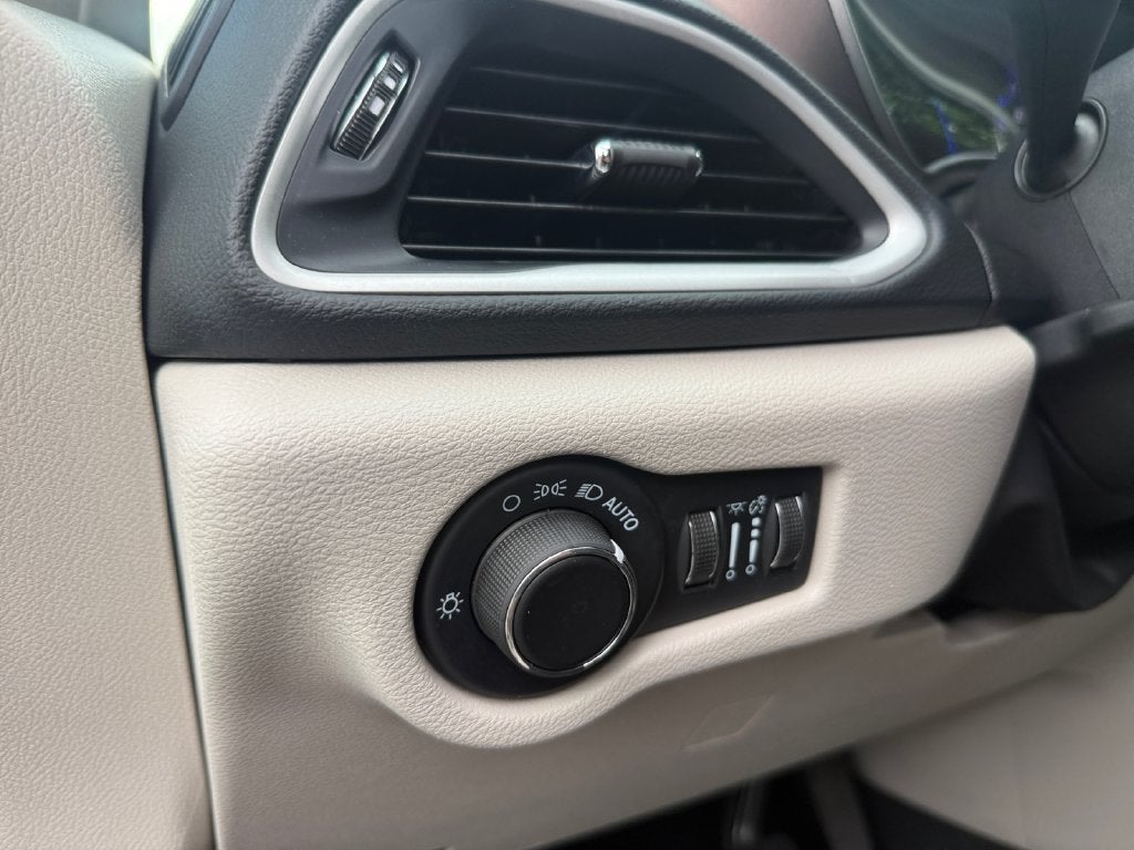 2023 Chrysler Voyager LX