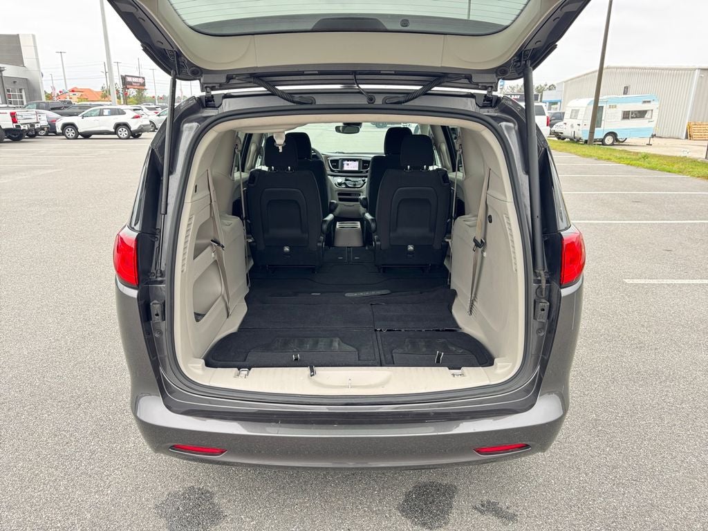 2023 Chrysler Voyager LX